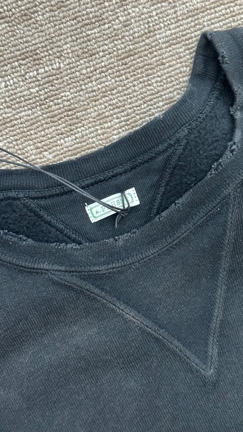 아프레쎄 빈티지 더블 브이 스웻 블랙 4 상품이미지2