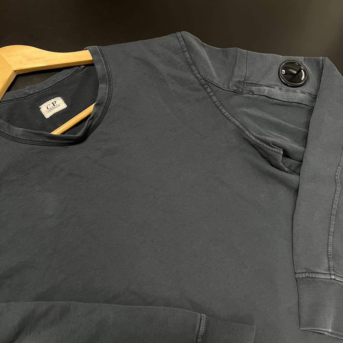 CP컴퍼니 네이비 맨투맨 상품이미지1
