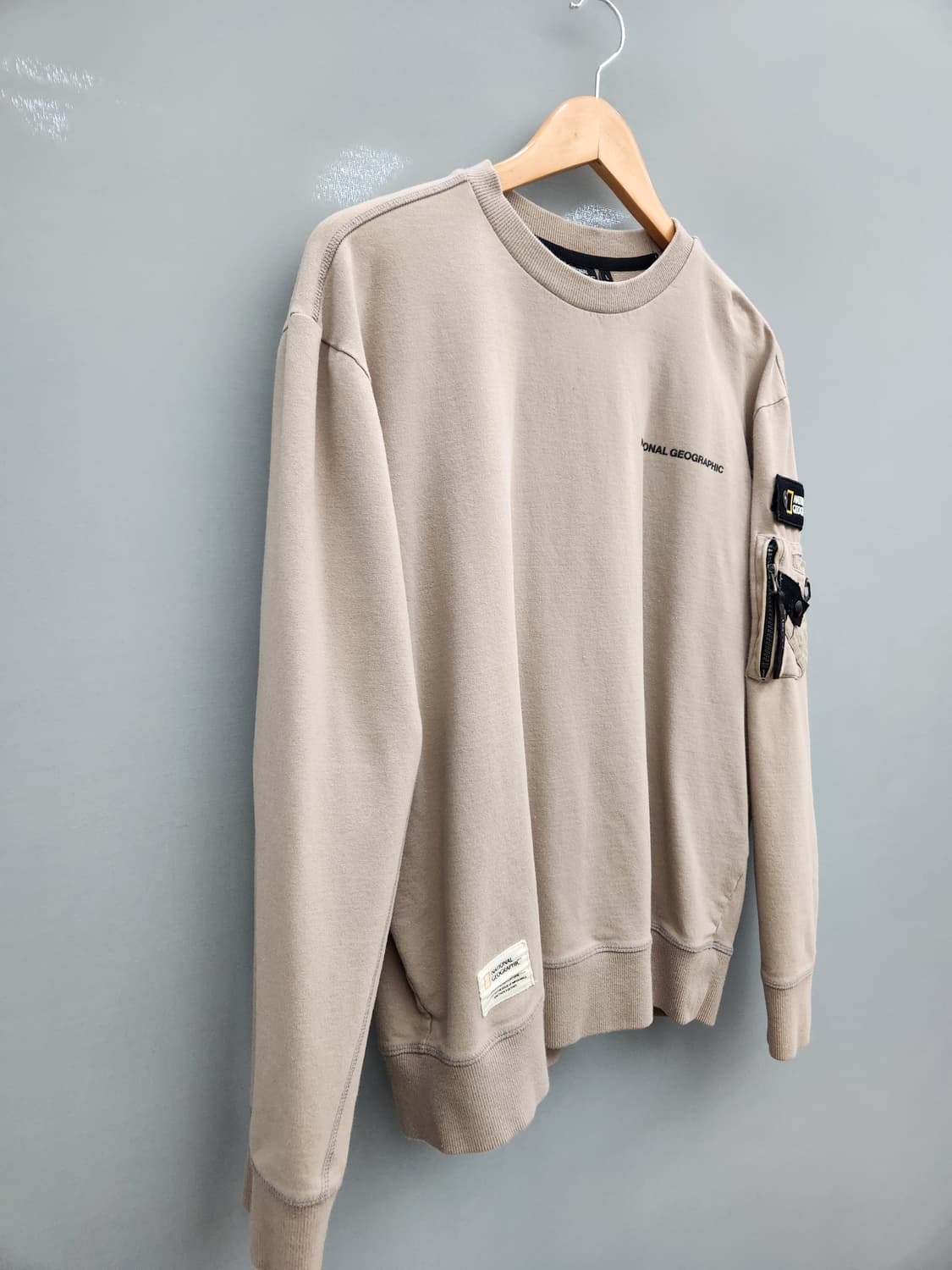 내셔널지오그래픽 베이지 ma1 스타일 맨투맨 상품이미지2