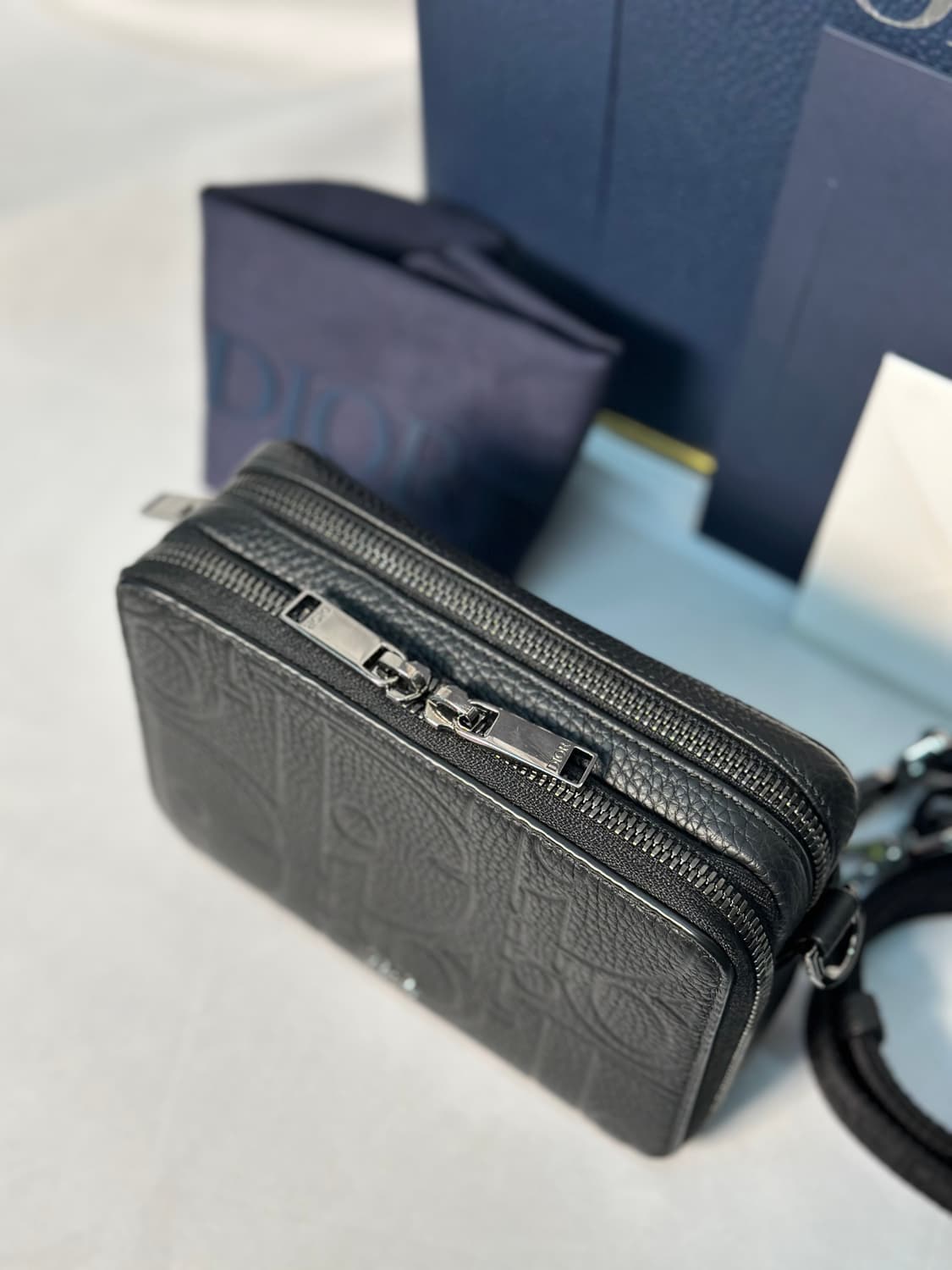 디올 그래비티 레더 파우치 크로스백 새상품 상품이미지6