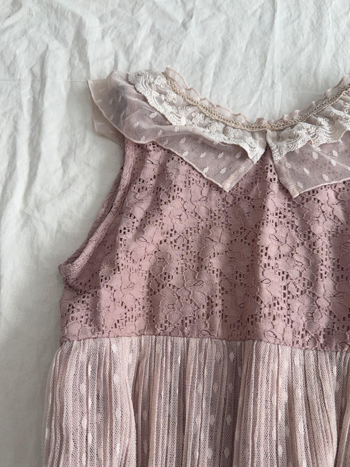 엑시즈팜 로걀 러블리 레이스 슬리브리스 블라우스 상품이미지5