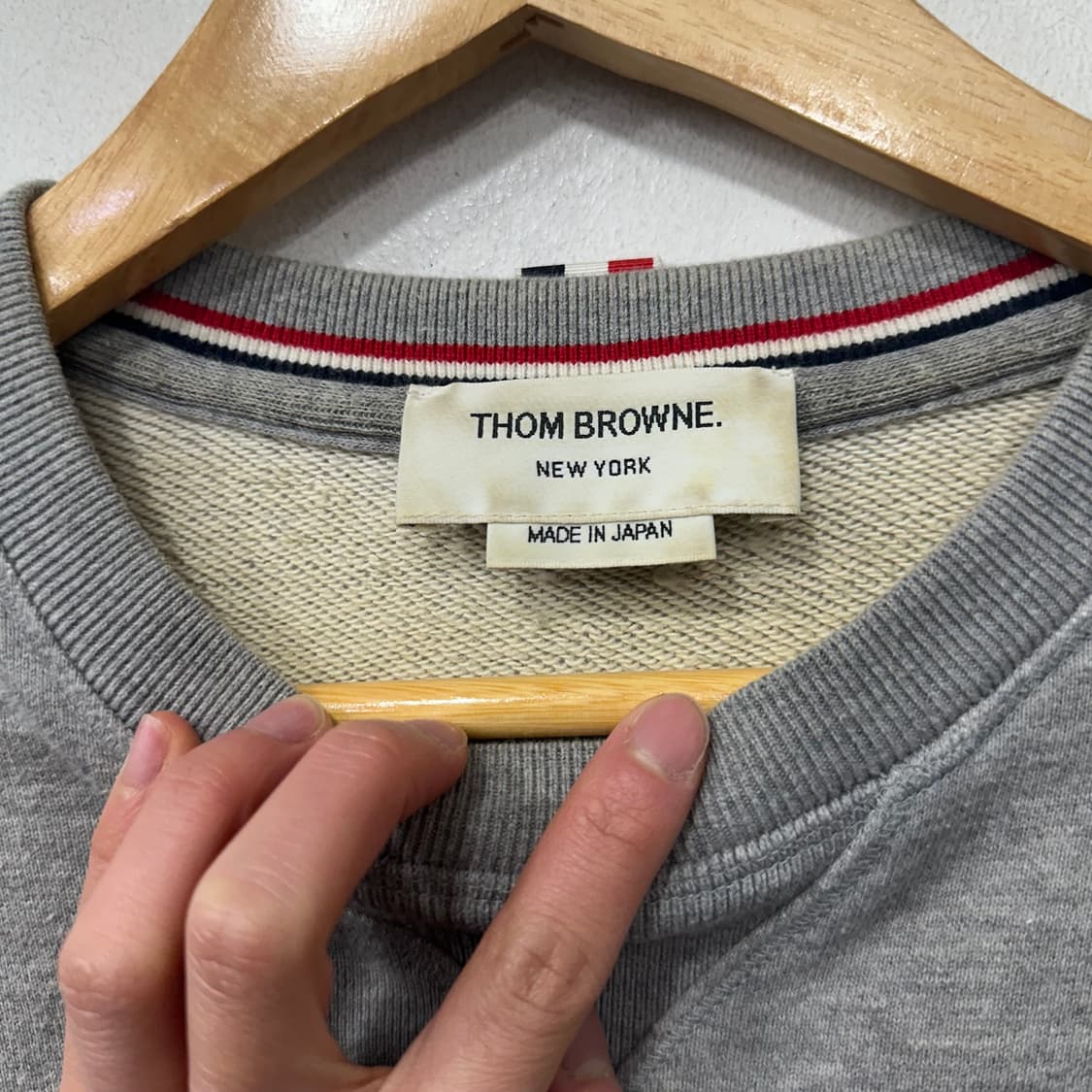 톰브라운 사선완장 맨투맨 상품이미지4