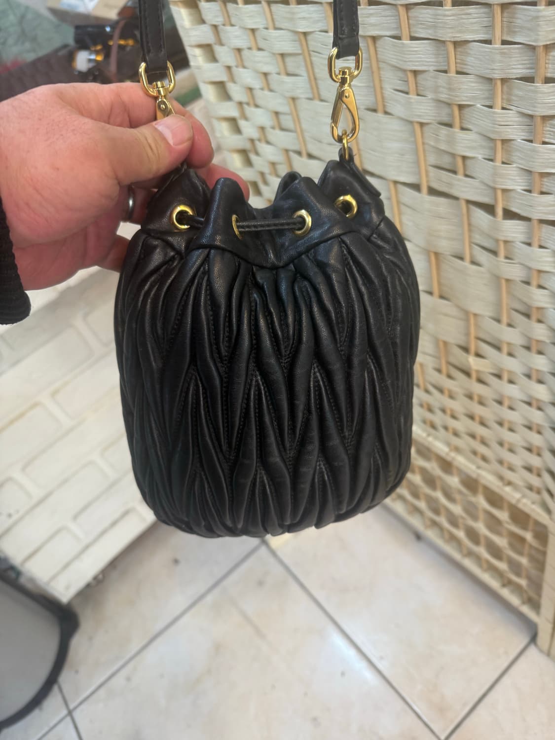 정품 미우미우 마테라쎄 나파 버킷백 팝니다 상품이미지4