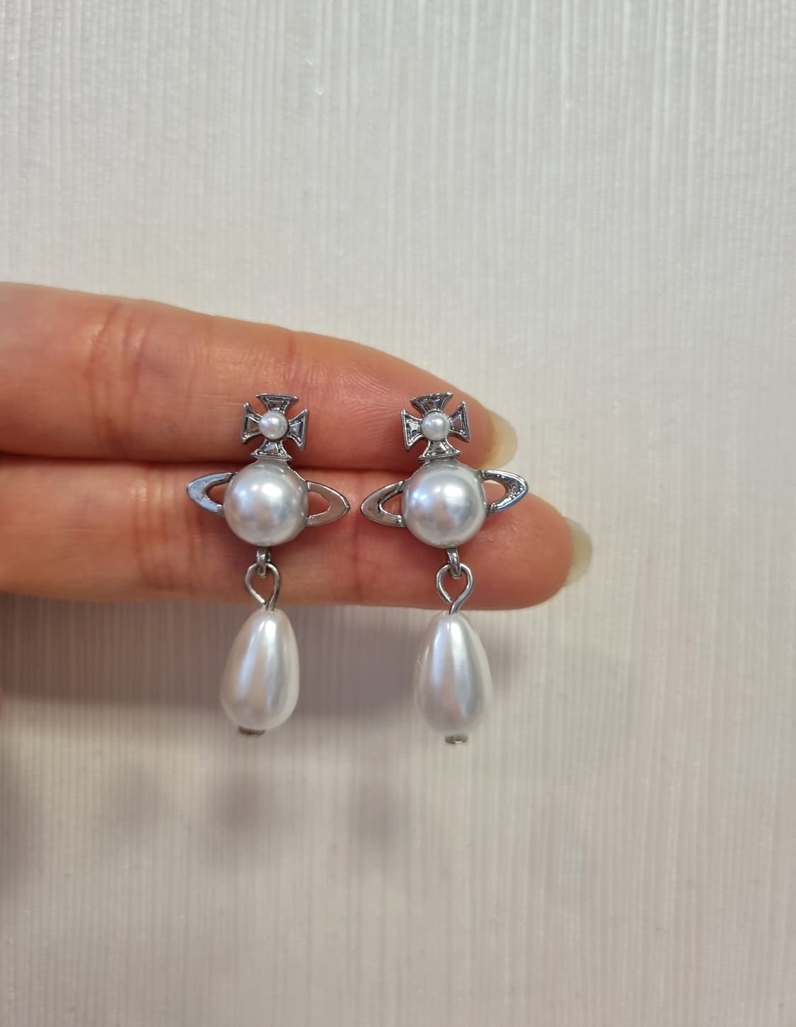 비비안웨스트우드 업사이클링 스왈진주 드롭 귀걸이 상품이미지6