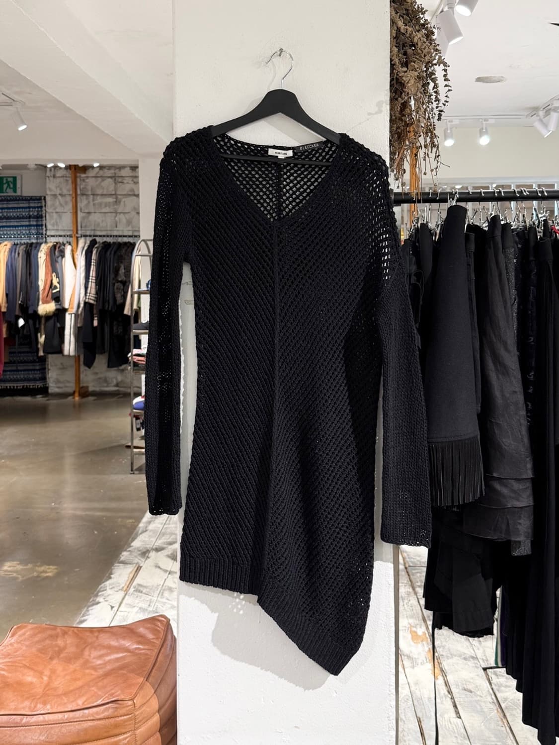 헬무트랭 블랙 비대칭 브이넥 메쉬 니트 상품이미지1