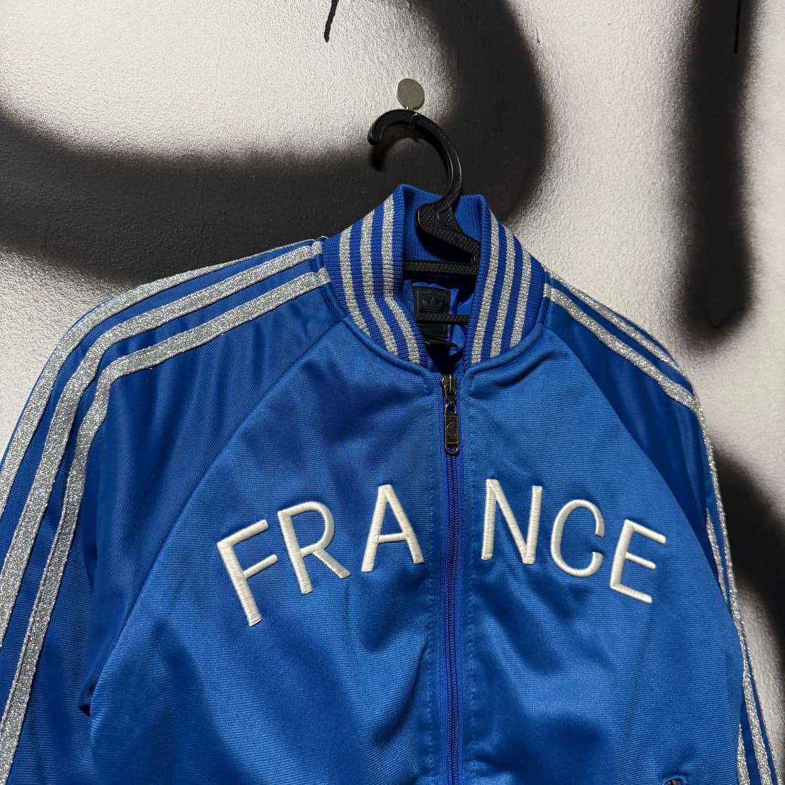 대장급 아디다스 프랑스 실버 디테일 크롭 봄버 바시티 자켓 상품이미지3