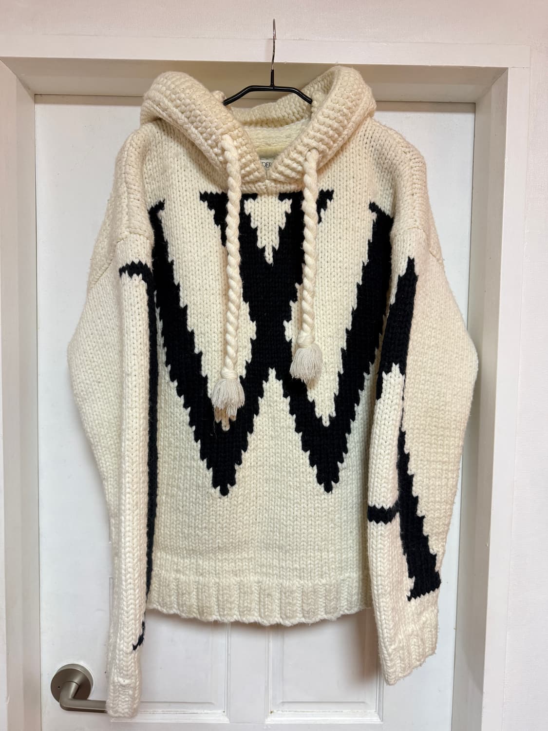 JW Anderson의 고딕 로고 청키 니트 후디 상품이미지1