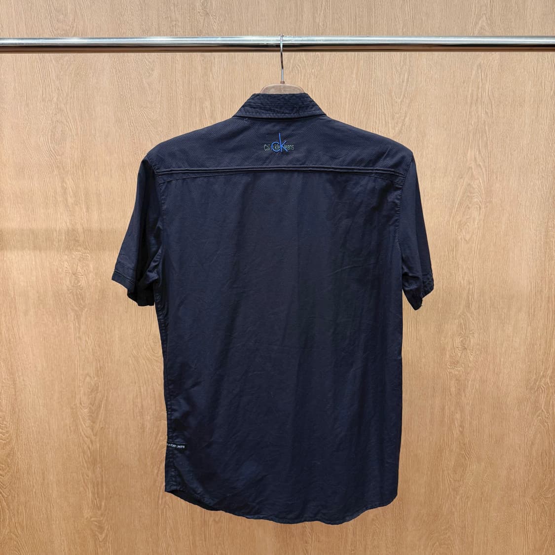 캘빈클라인 진스 반팔 셔츠 백 로고 자수 디테일 버튼업 블랙 상품이미지3