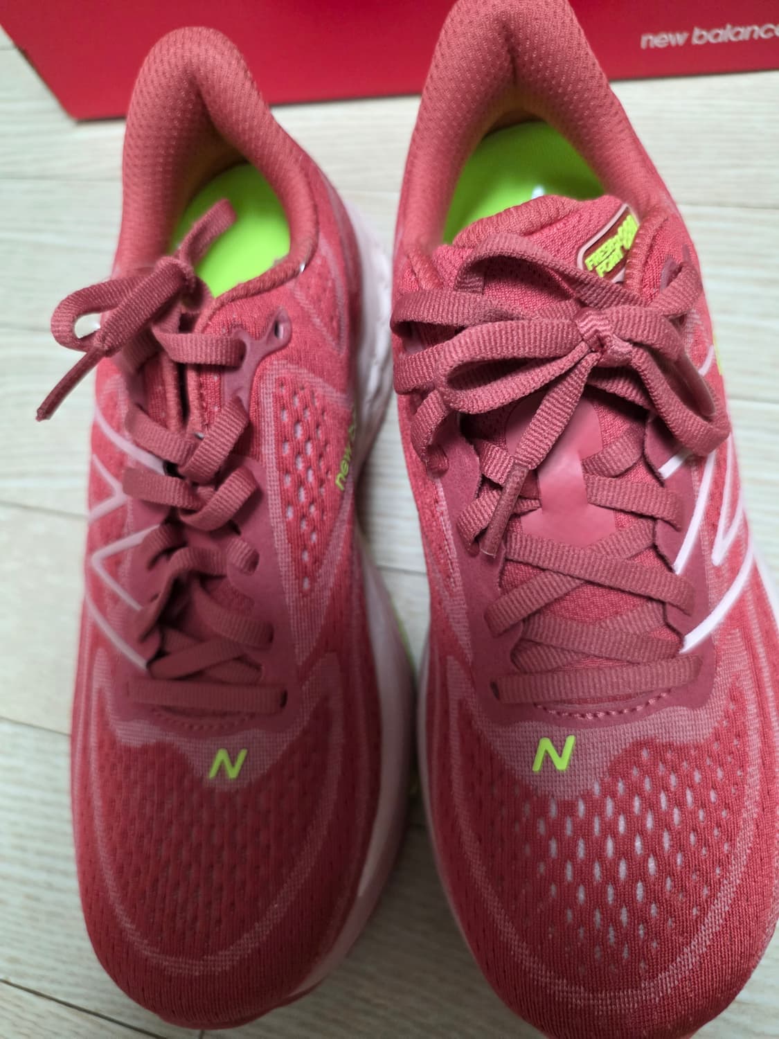 뉴발란스 Fresh Foam X 880 버건디 색상 런닝화 상품이미지1