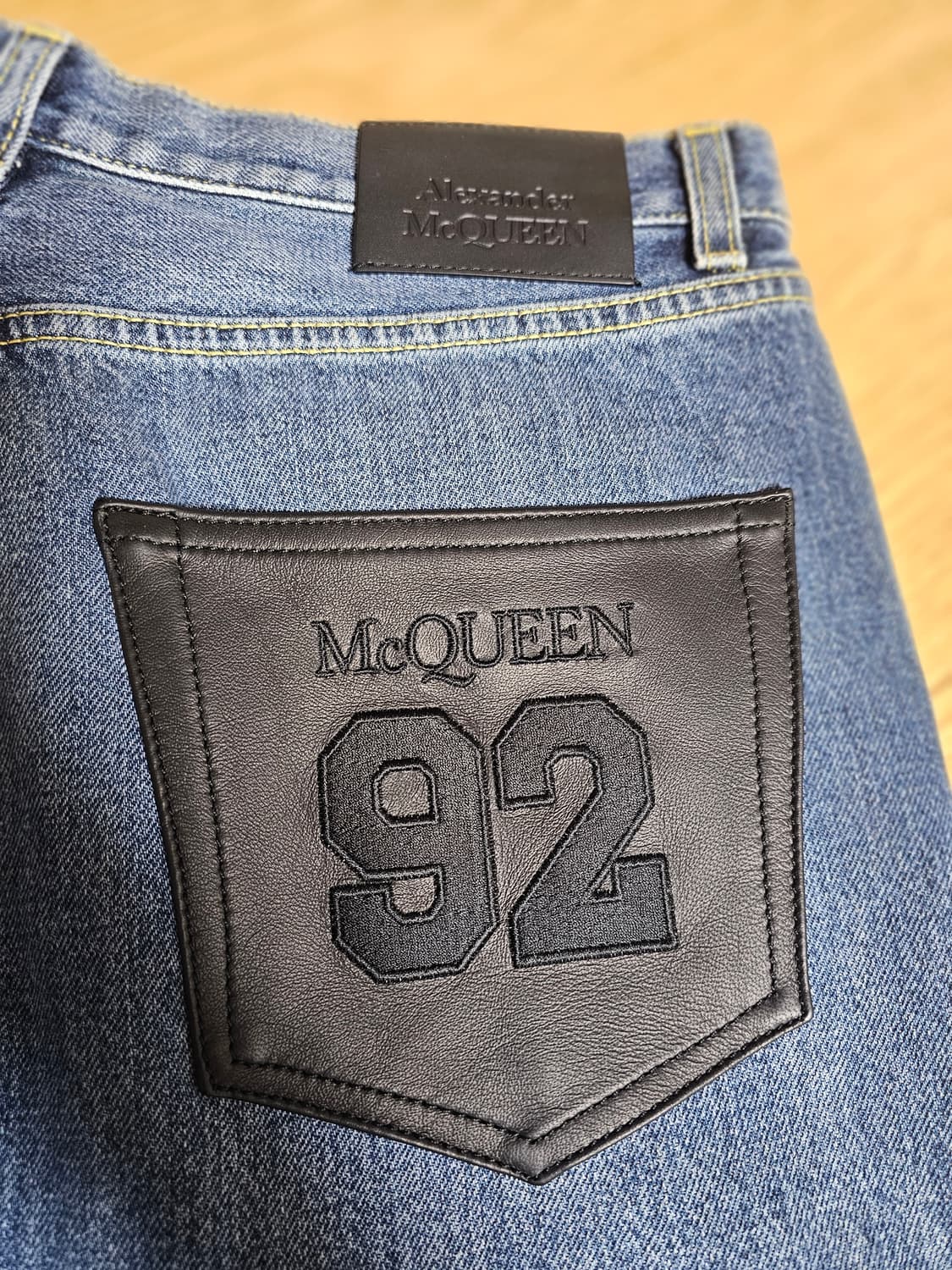 새상품 25ss 알렉산더 맥퀸 양가죽 컬렉션 데님 팬츠(매장판) 상품이미지3