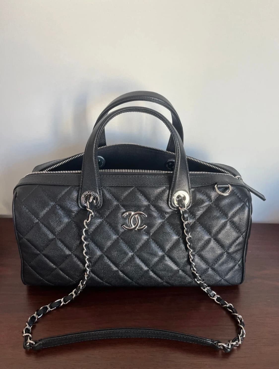 샤넬 25A 공방 블랙 퀼팅 볼링백 라지 상품이미지3