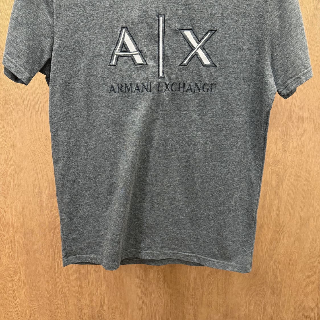 아르마니 익스체인지 라운드넥 반팔 로고 자수 디테일 레귤러핏 차콜 그레이 상품이미지5