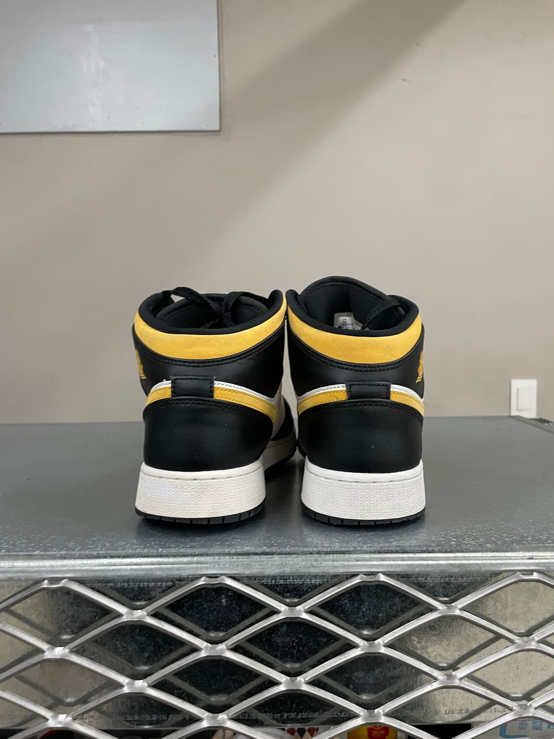 나이키 에어 조던 1 미드 폴른 250 상품이미지3