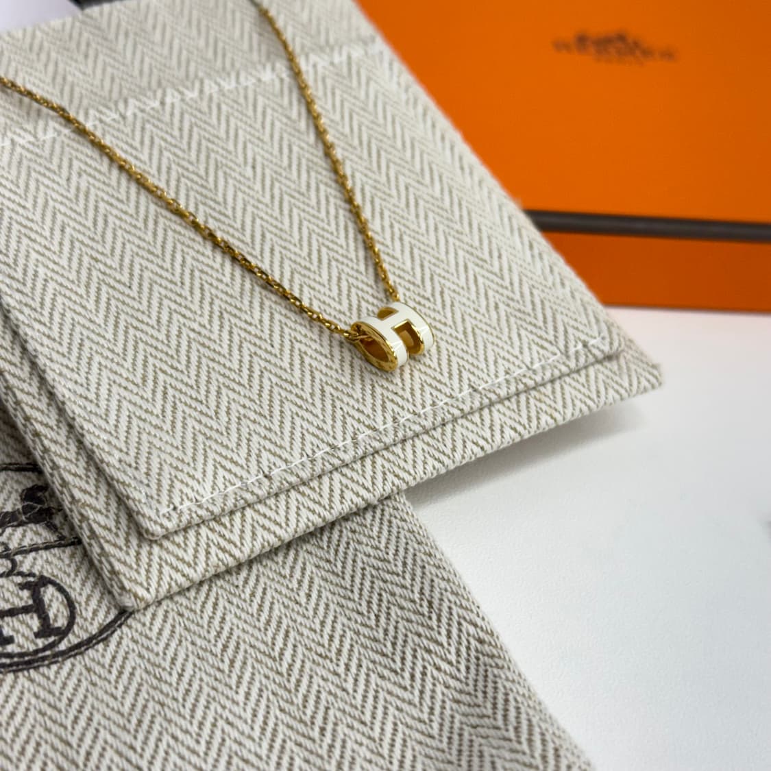 [1회 착용] 에르메스 팝아슈 미니 목걸이 화이트 골드 상품이미지4