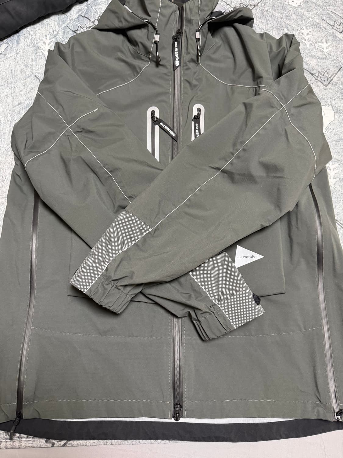 and wander 앤드원더 퍼텍스 레인자켓 다크그레이 2xl 상품이미지2