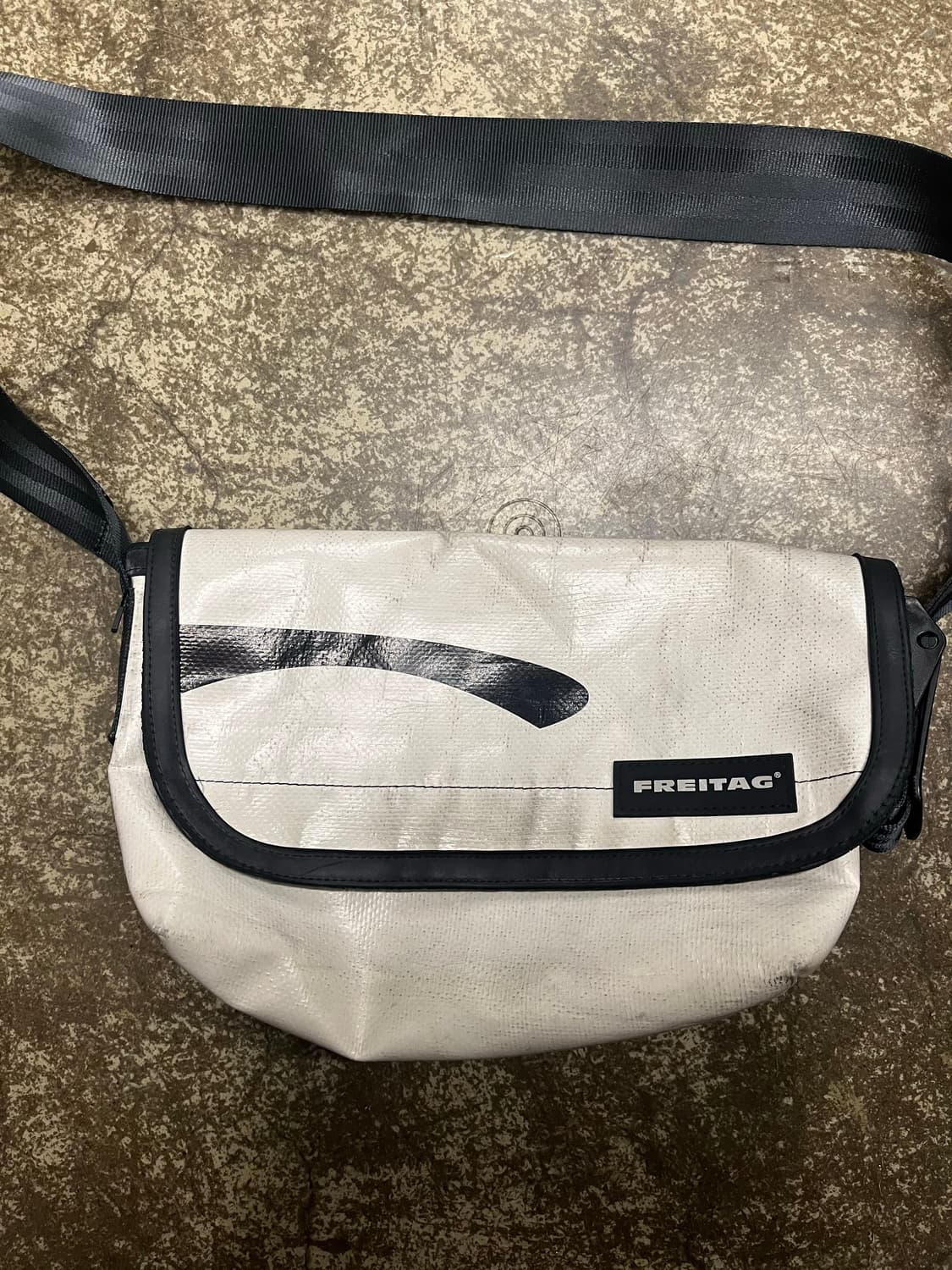 프라이탁 하파오  메신저백 화이트 블랙 상품이미지2