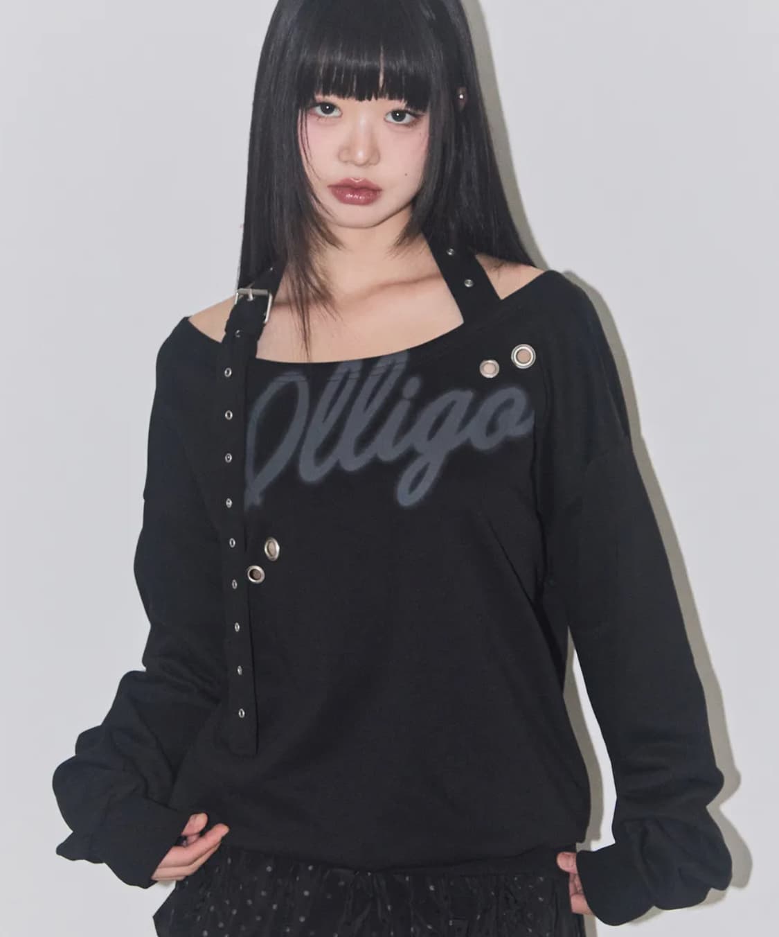 일리고 버클 오프숄더 맨투맨 블랙 상품이미지1