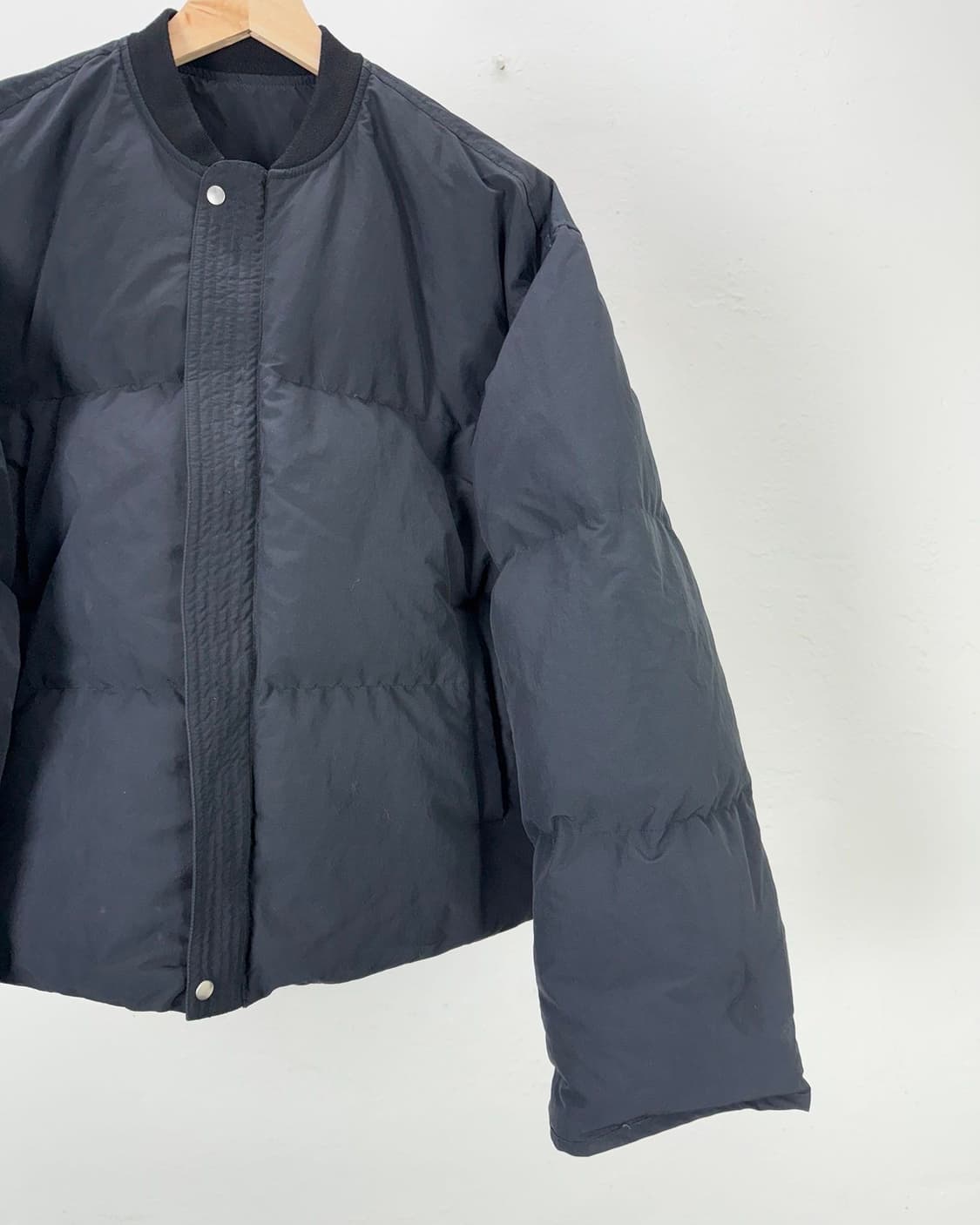 질샌더 블랙 패디드 쇼트 라이티 봄버 자켓 상품이미지3