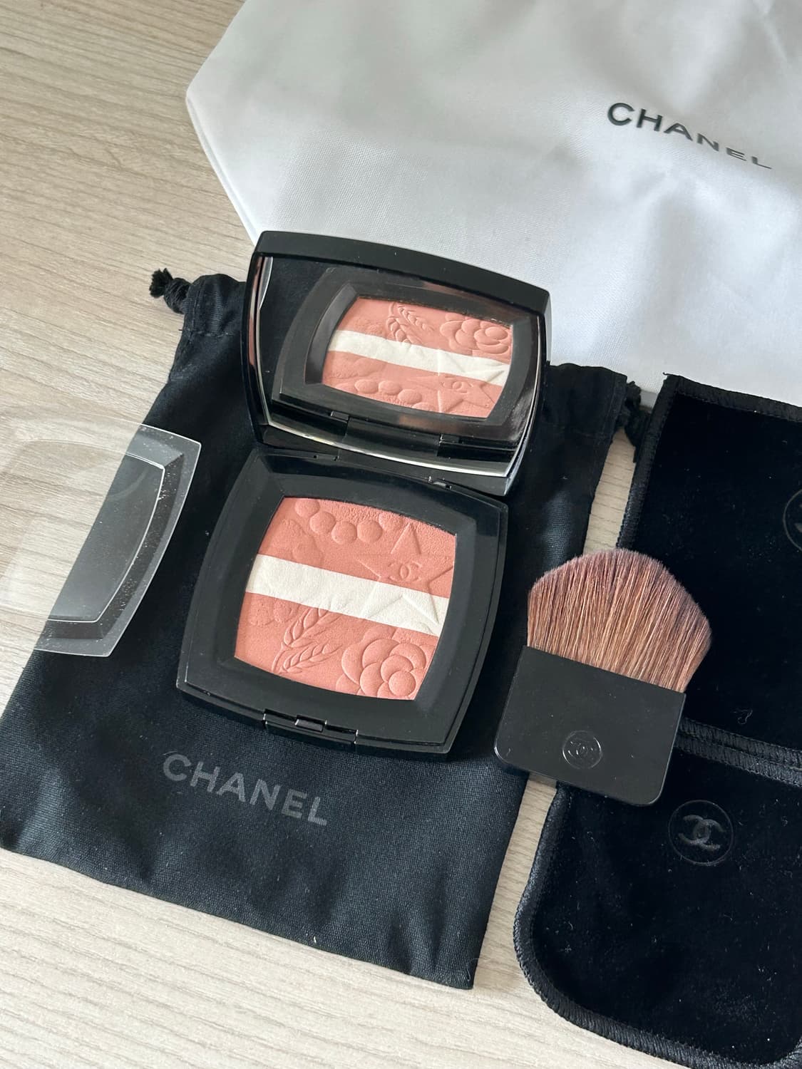 샤넬 일루미네이팅 파우더 블러쉬 998 피치 뤼미에르 (한정 상품이미지3