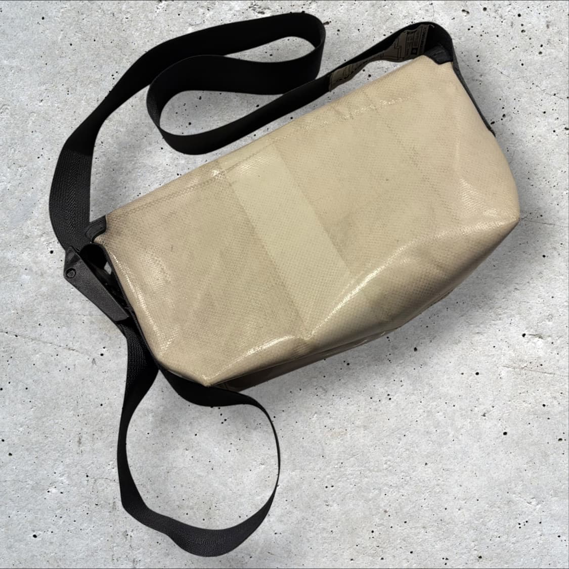 프라이탁 하와이 메신저백 블랙/아이보리 상품이미지2