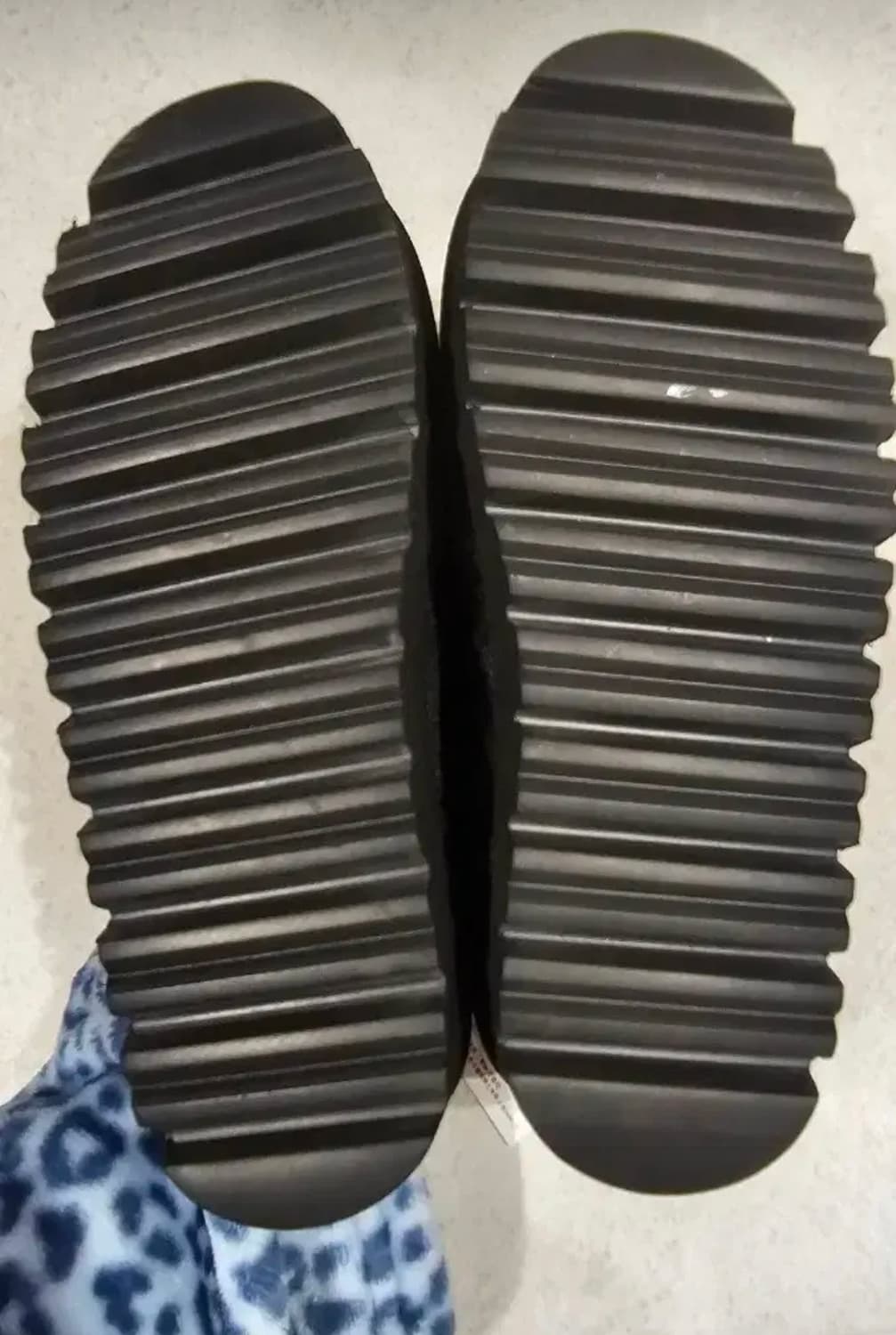 일본정품 아베일 헬로키티 검정색 리본 장식 털 슬리퍼 어그 M사이즈 상품이미지3