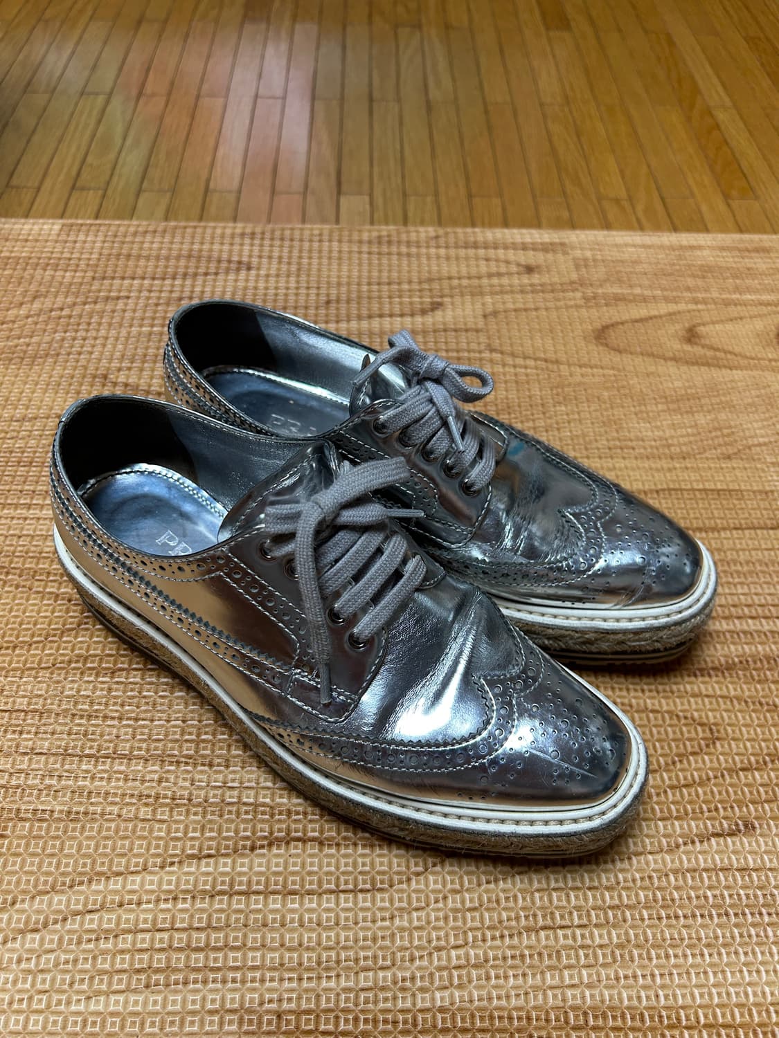 프라다 윙팁 클리퍼 상품이미지1