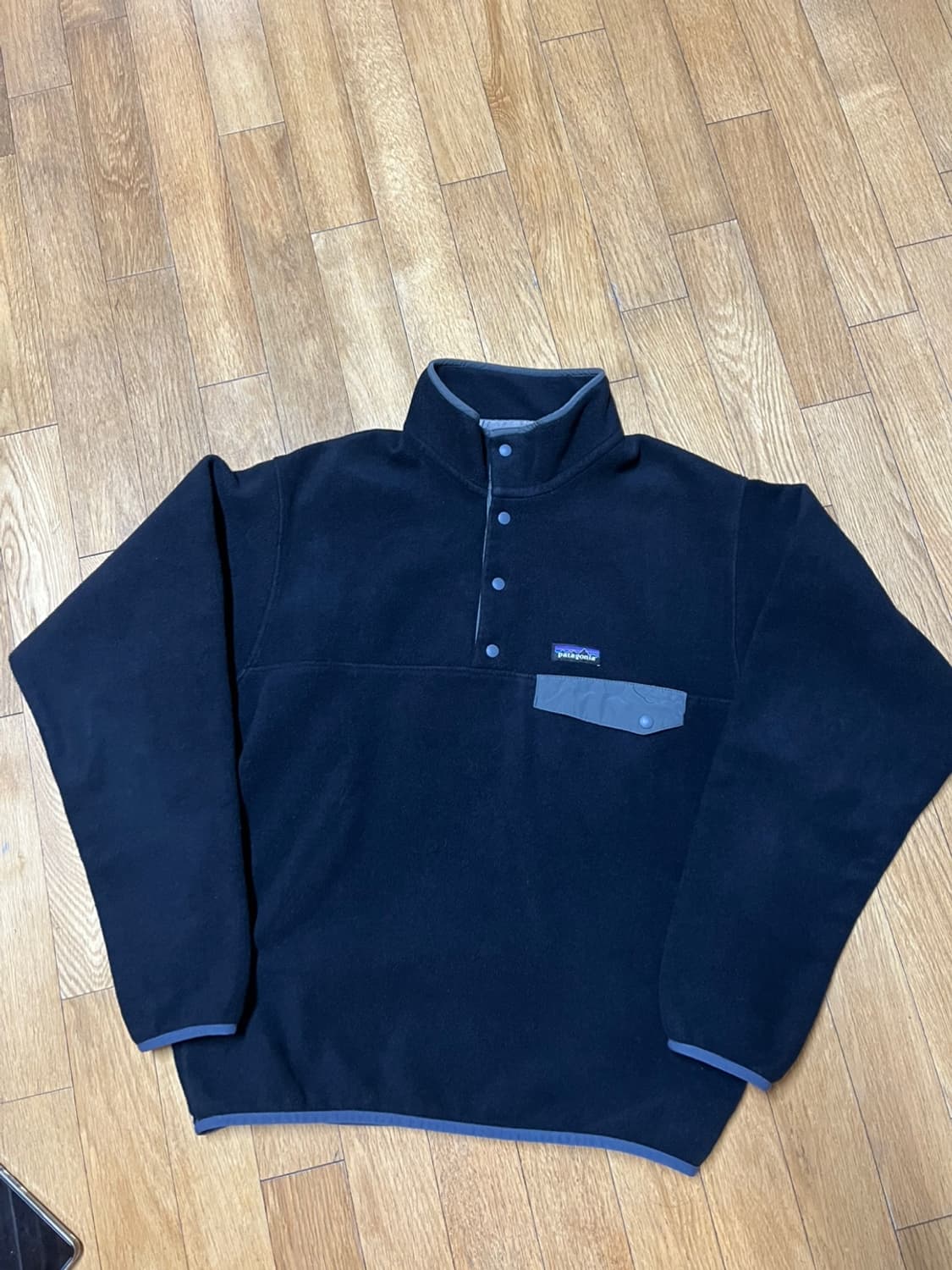 파타고니아 신칠라 플리스 풀오버 블랙 색상입니다. 기본색상이지만 귀해진  상품이미지1