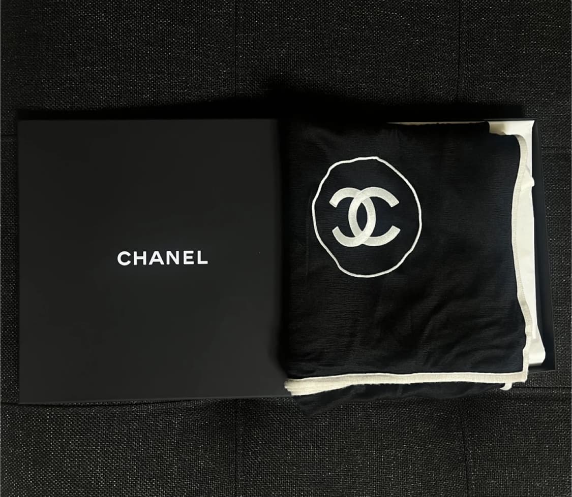 샤넬 블랙 & 화이트로고 제니 스카프 상품이미지1