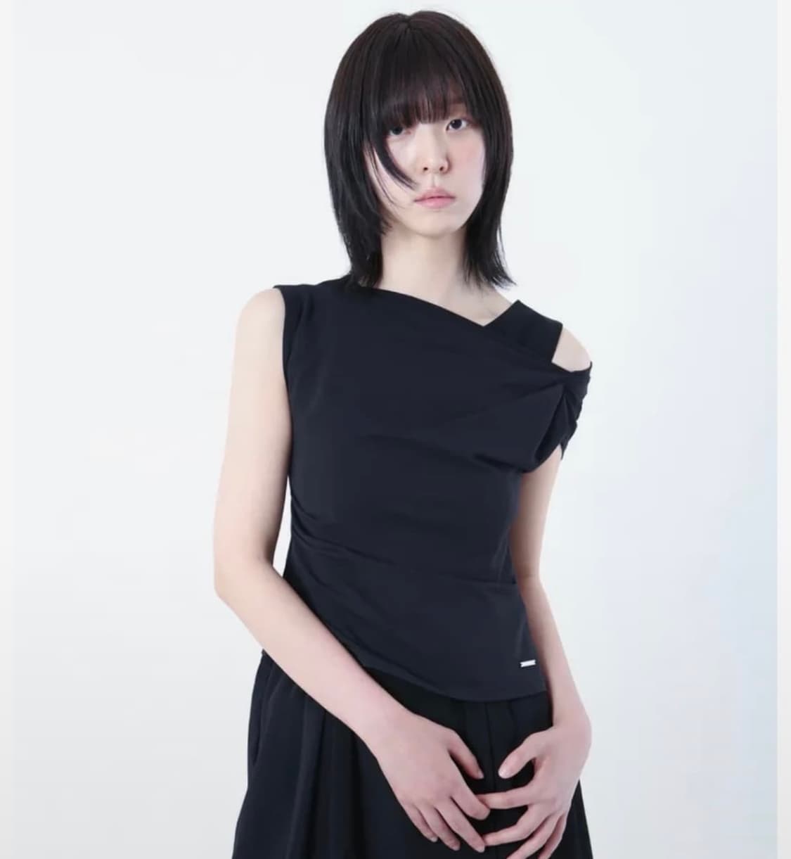 미세키서울 slanted sleeveless top 블랙 상품이미지1