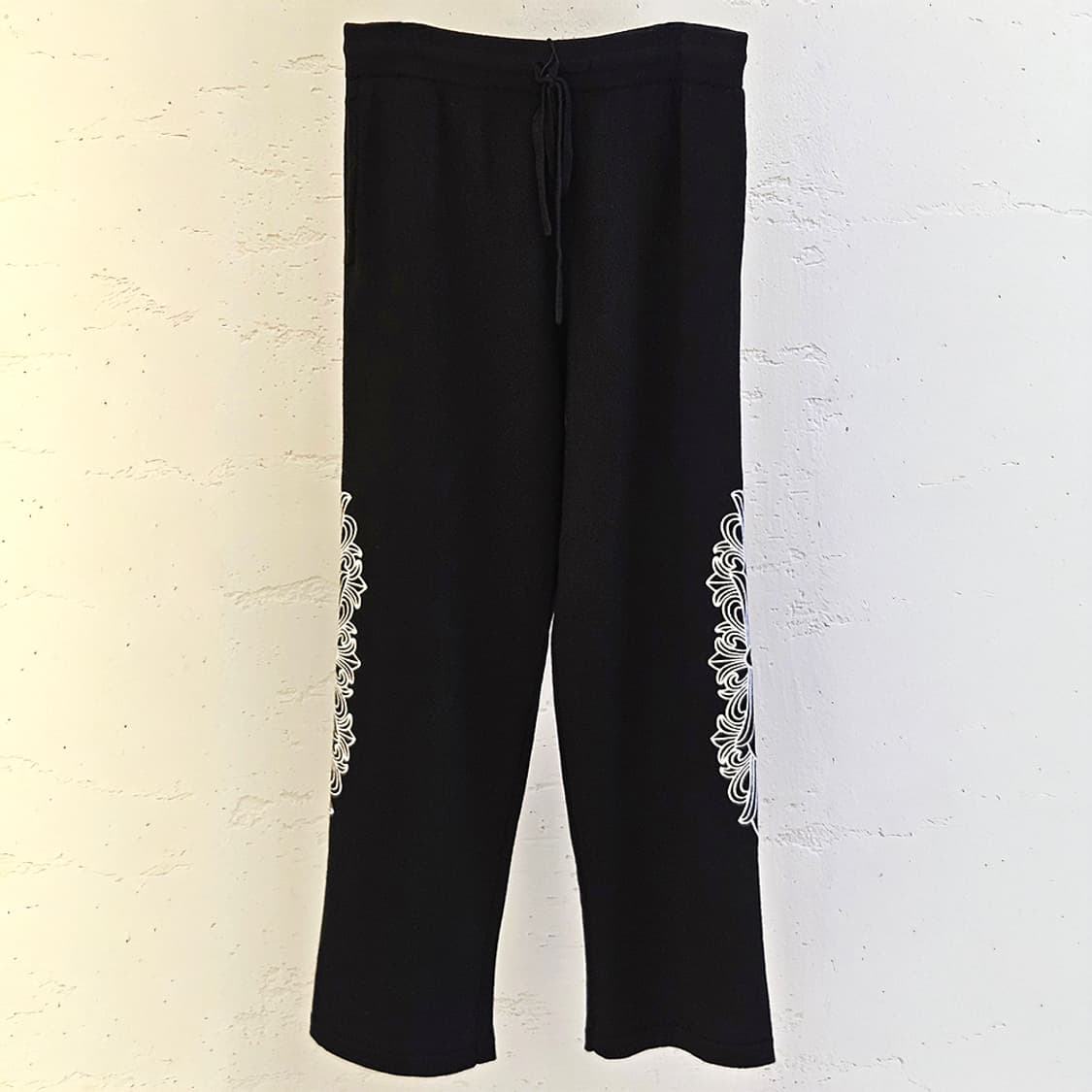 [L] 미사용 크롬하츠 캐시미어 플로랄 크로스 팬츠 블랙B1113C107 상품이미지1