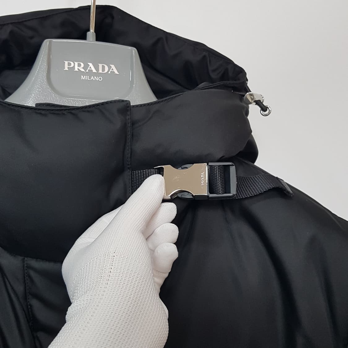 프라다 리나일론 삼각로고 버클 후드 다운 패딩 29Y966 상품이미지2