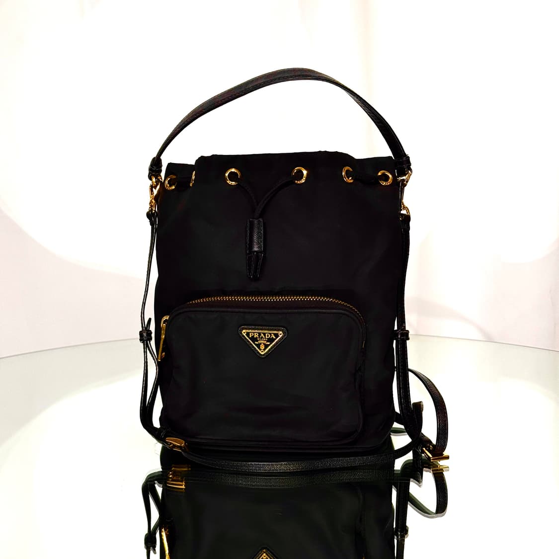 [정품] 프라다 삼각로고 리나일론 듀엣 버킷백 블랙 골드 상품이미지2