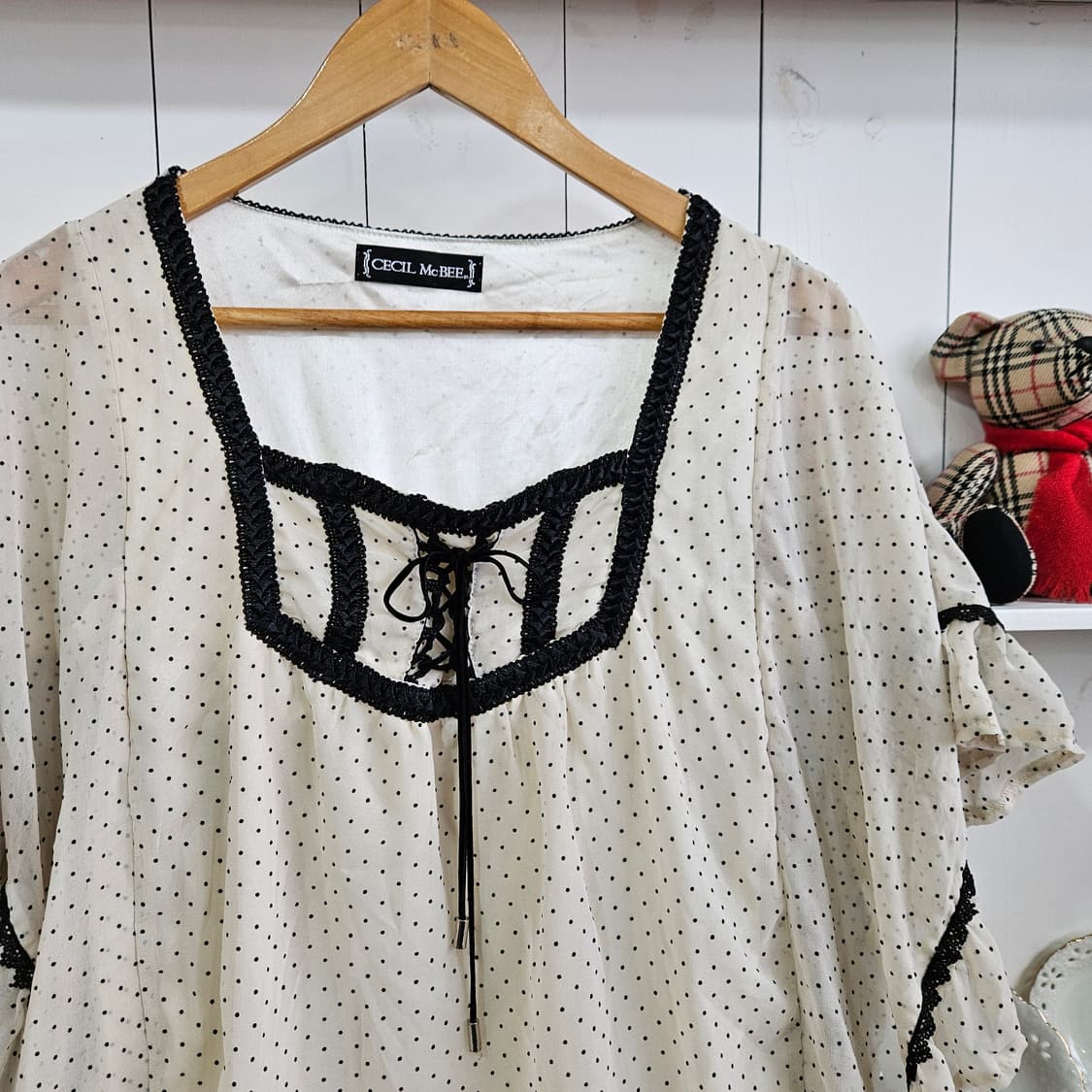 (CECIL McBEE) 도트 쉬폰 레이스 케이프 블라우스 상품이미지2