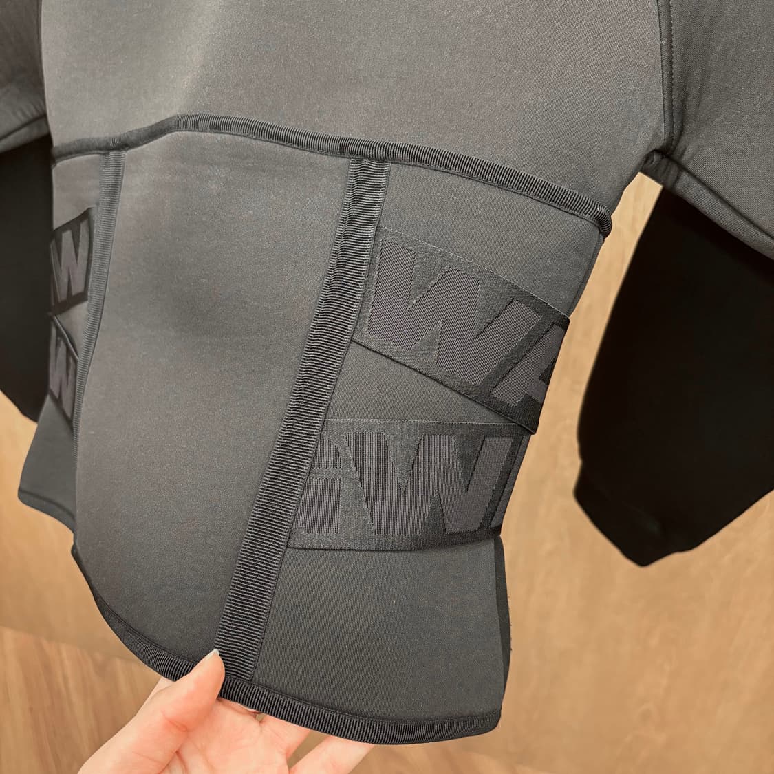 알렉산더 왕 네오프렌 페플럼 스웻 셔츠 백 지퍼 로고 스트랩 디테일 블랙 상품이미지6