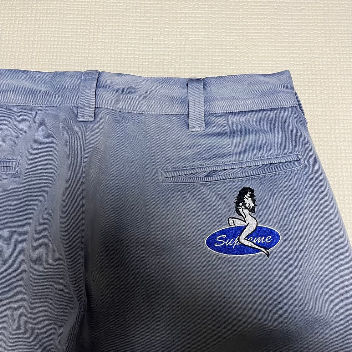 슈프림 핀업걸 치노 팬츠 워시드 네이비 상품이미지1