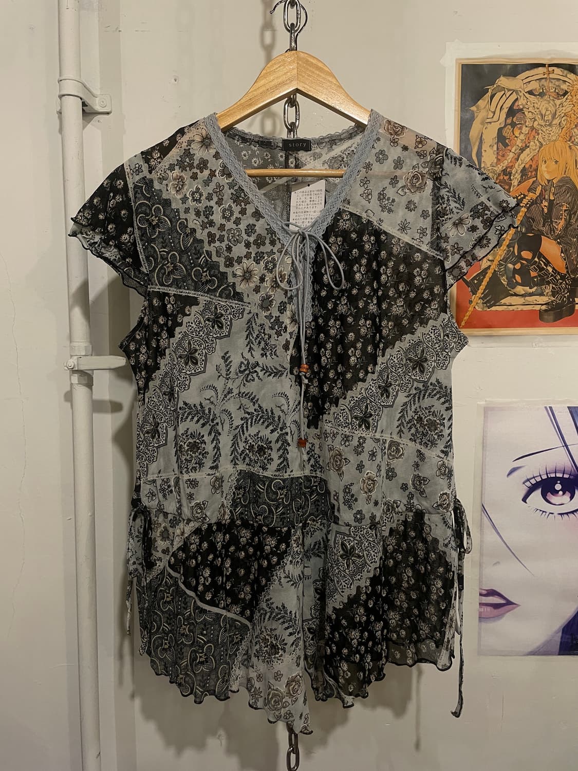 오리엔탈 패턴 레이스 아일렛 리본 나무버튼 하늘색 탑 상품이미지1