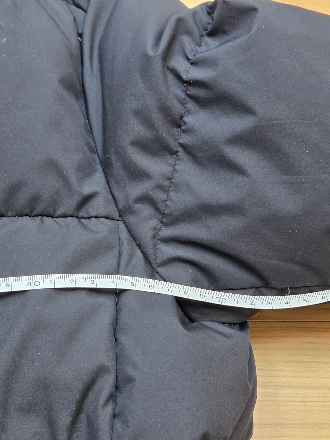 검정색 휠라 패딩 M사이즈입니다. 겉감은 폴리에스터 100%라 가볍고 따 상품이미지9