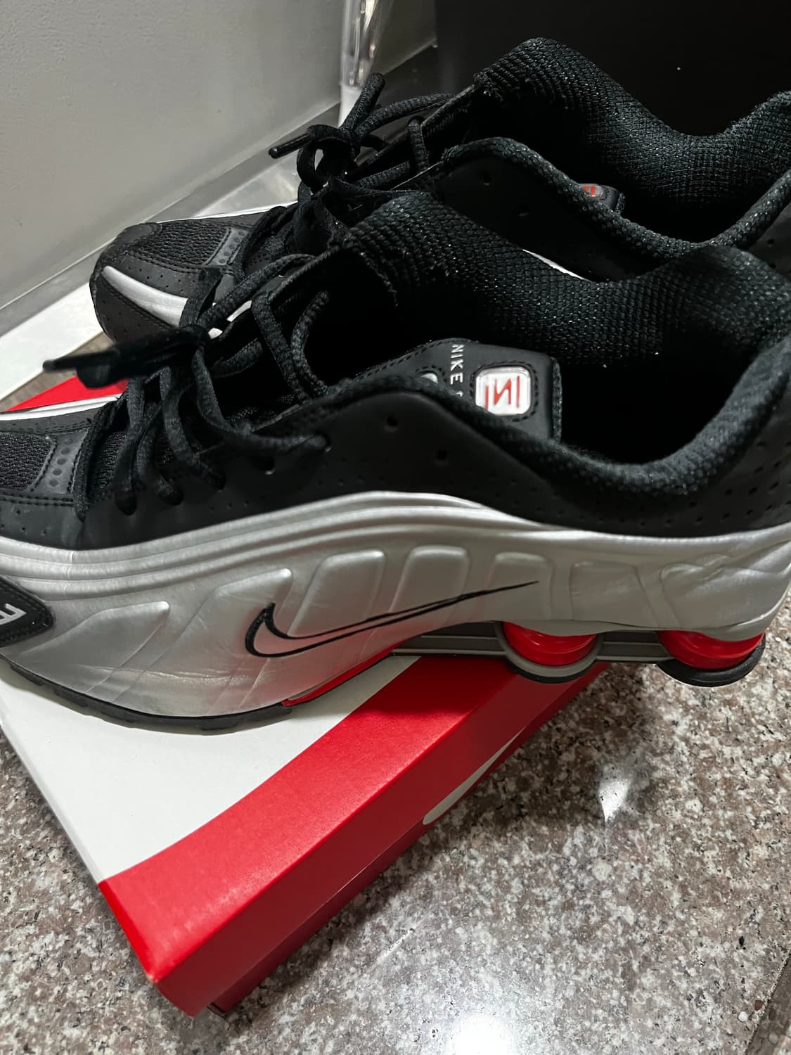 나이키 샥스 R4 메탈릭 실버 레드 275 상품이미지1
