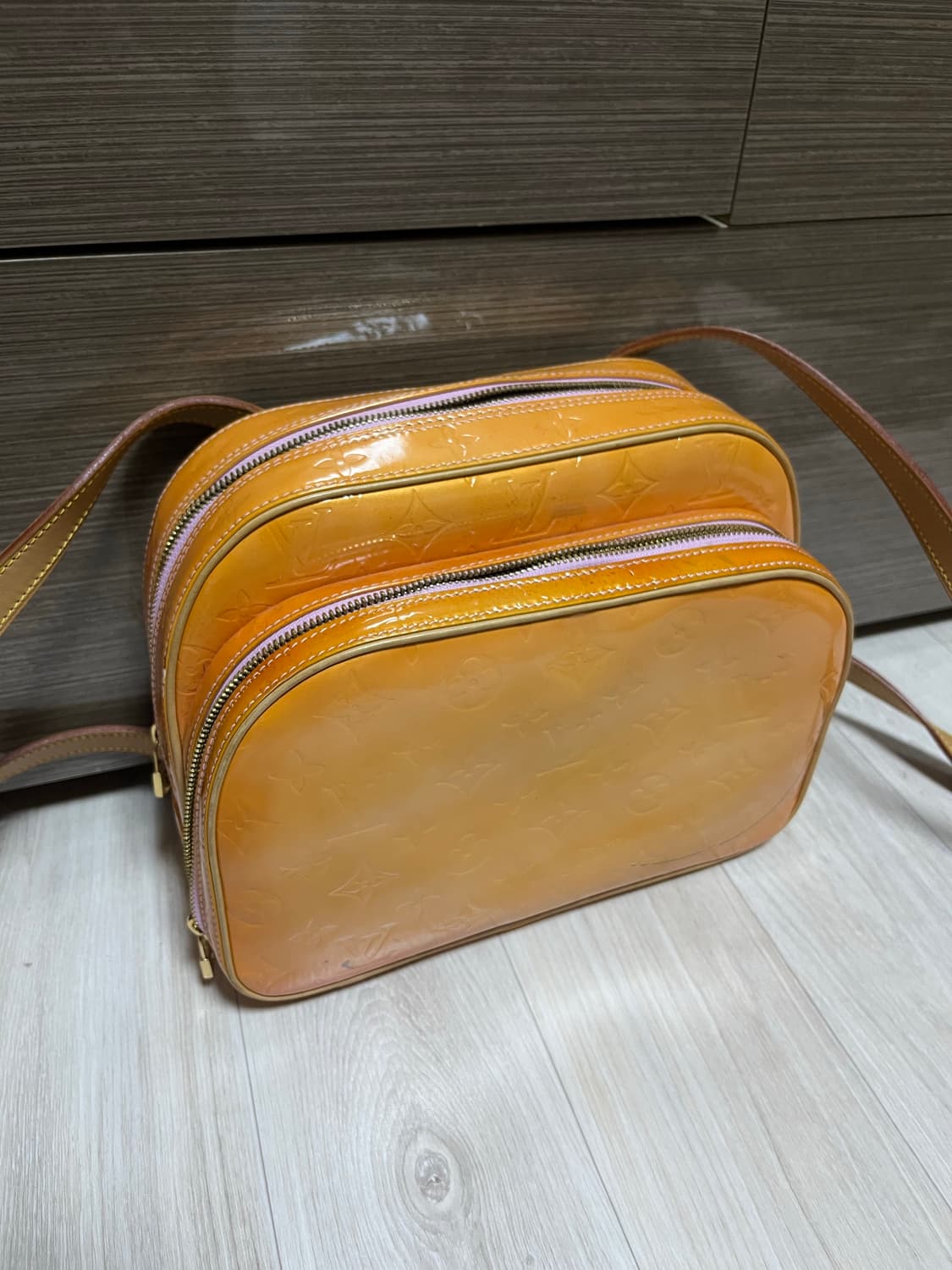 루이비통 모노그램 베르니 말리 백팩 마시멜로 핑크 페이턴트 상품이미지2