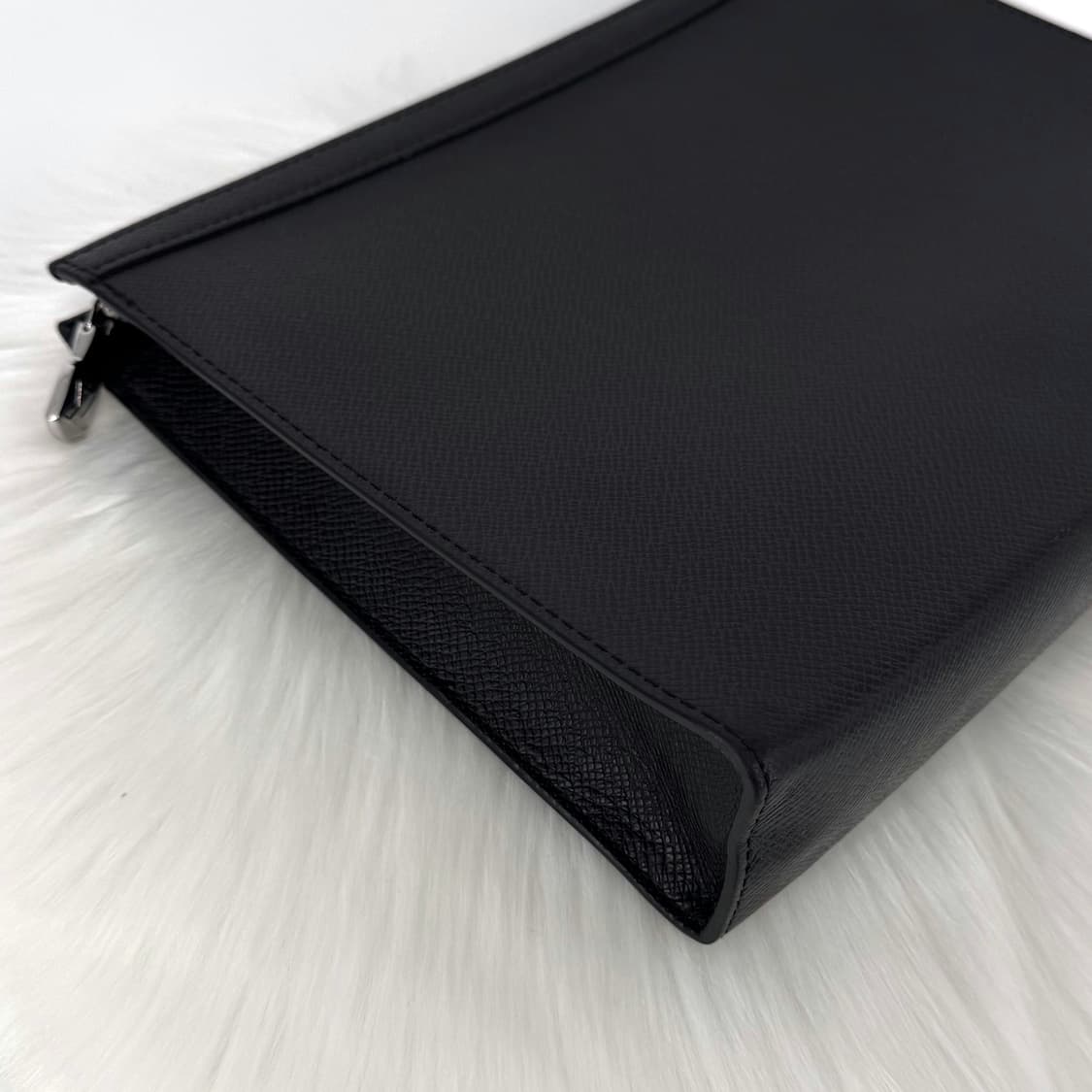 루이비통 LV 타이가 포쉐트 보야주 클러치백 블랙 (M30450) 상품이미지5