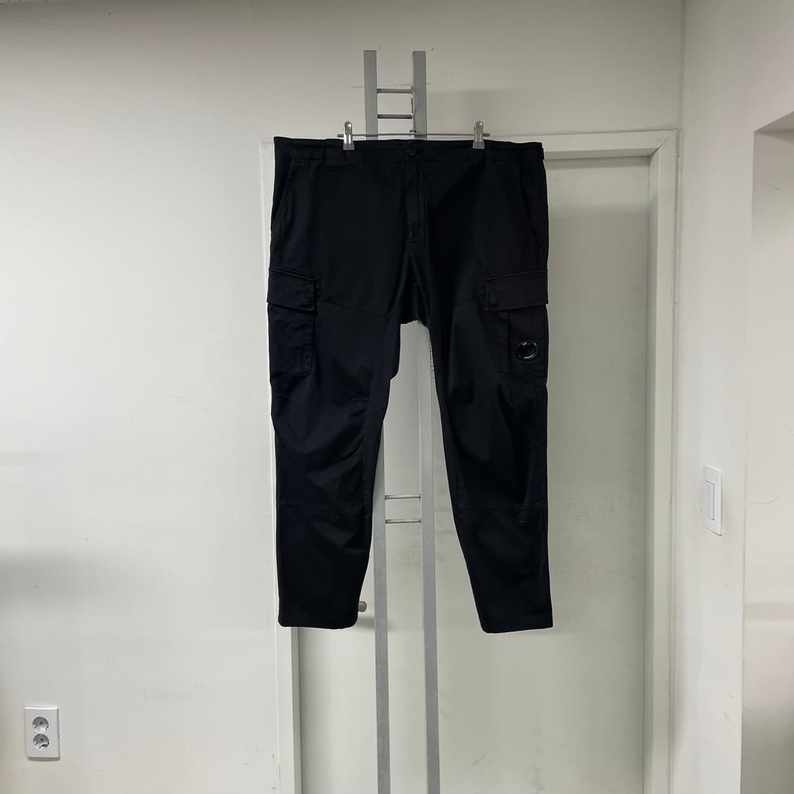CP 컴퍼니 렌즈 카고 팬츠 블랙 56 상품이미지1