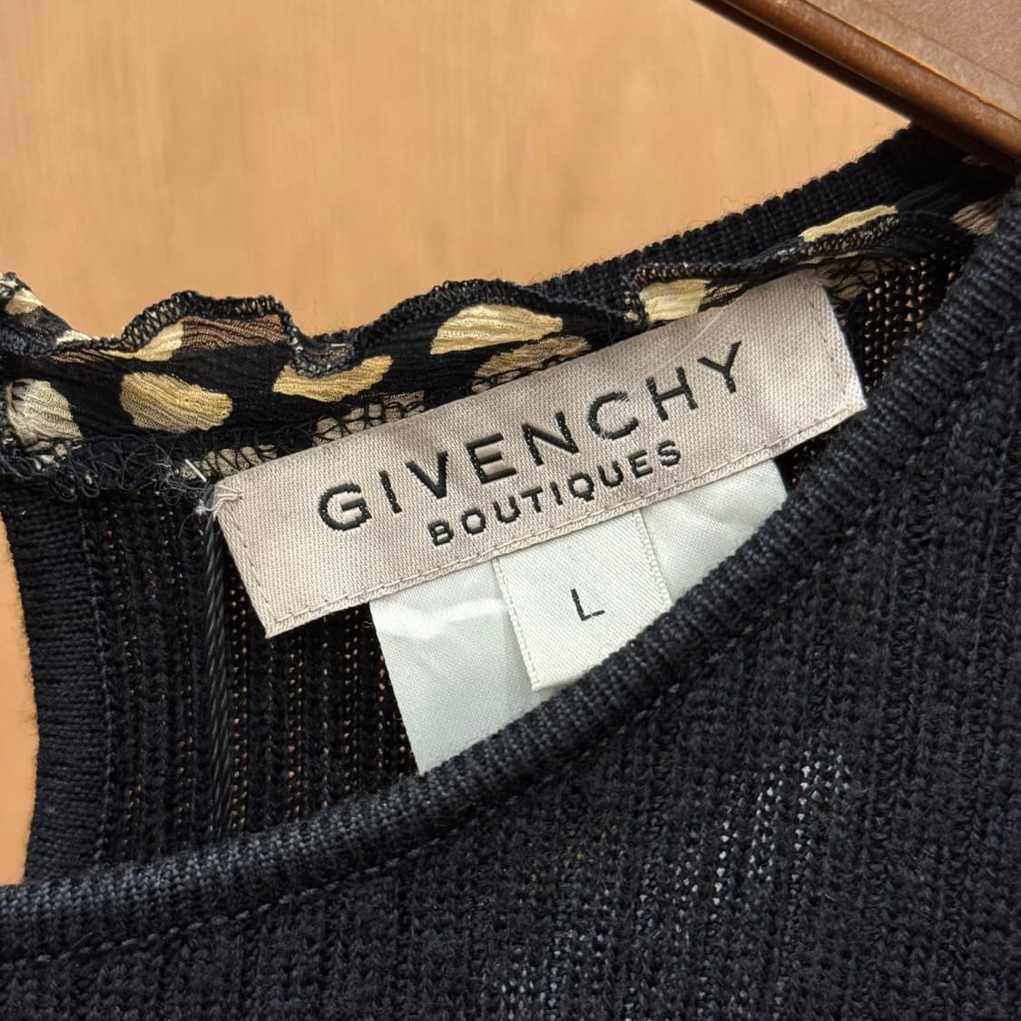 지방시 부티크 리브 니트 반팔 티셔츠 도트 쉬폰 프릴 디테일 블랙 상품이미지7