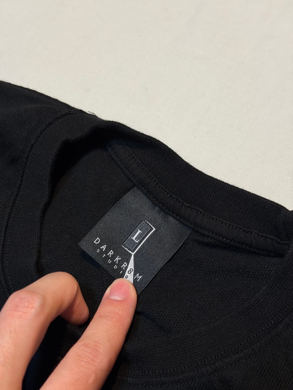 다크룸 스튜디오 X 기안84 콜라보 티셔츠 블랙 상품이미지4