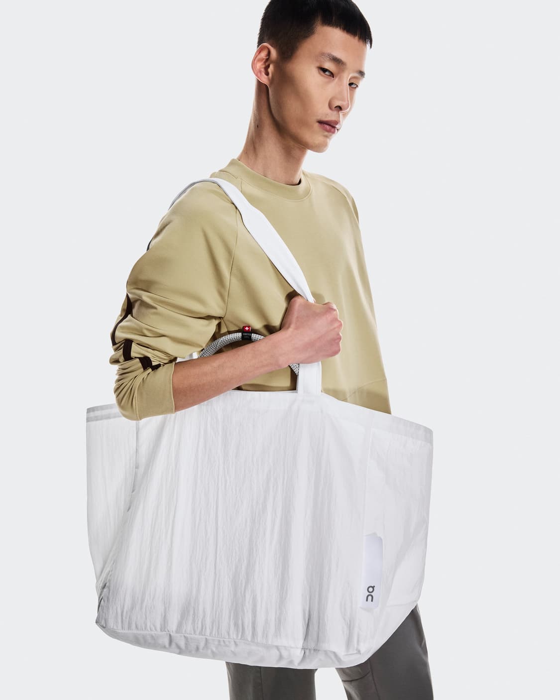 온 러닝 on running 카고팩 오버사이즈 토트백 화이트 상품이미지4