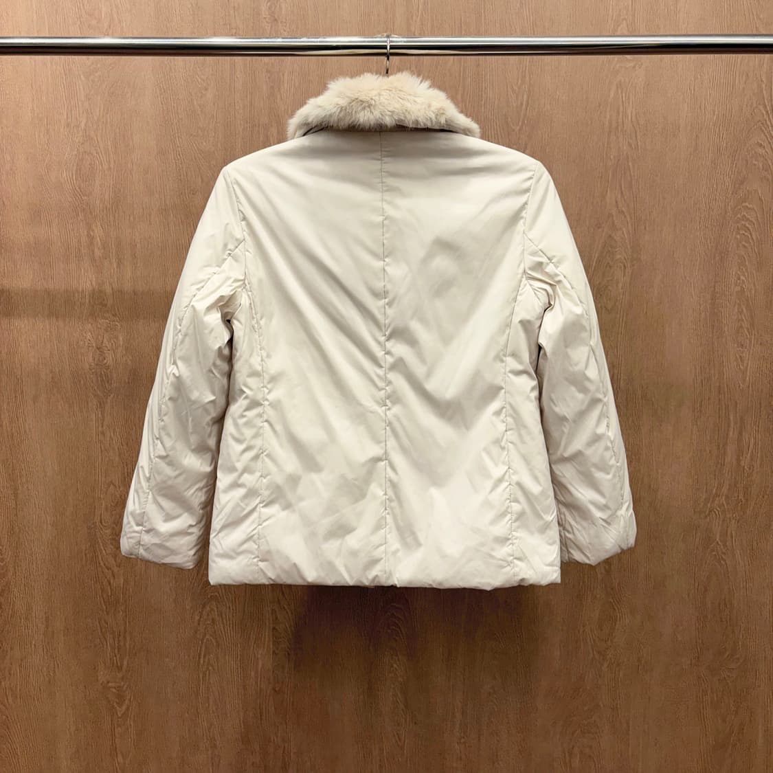 막스앤코 숏 패딩 자켓 넥 라인 퍼 트리밍 미니멀 포켓 디테일 아이보리 상품이미지3