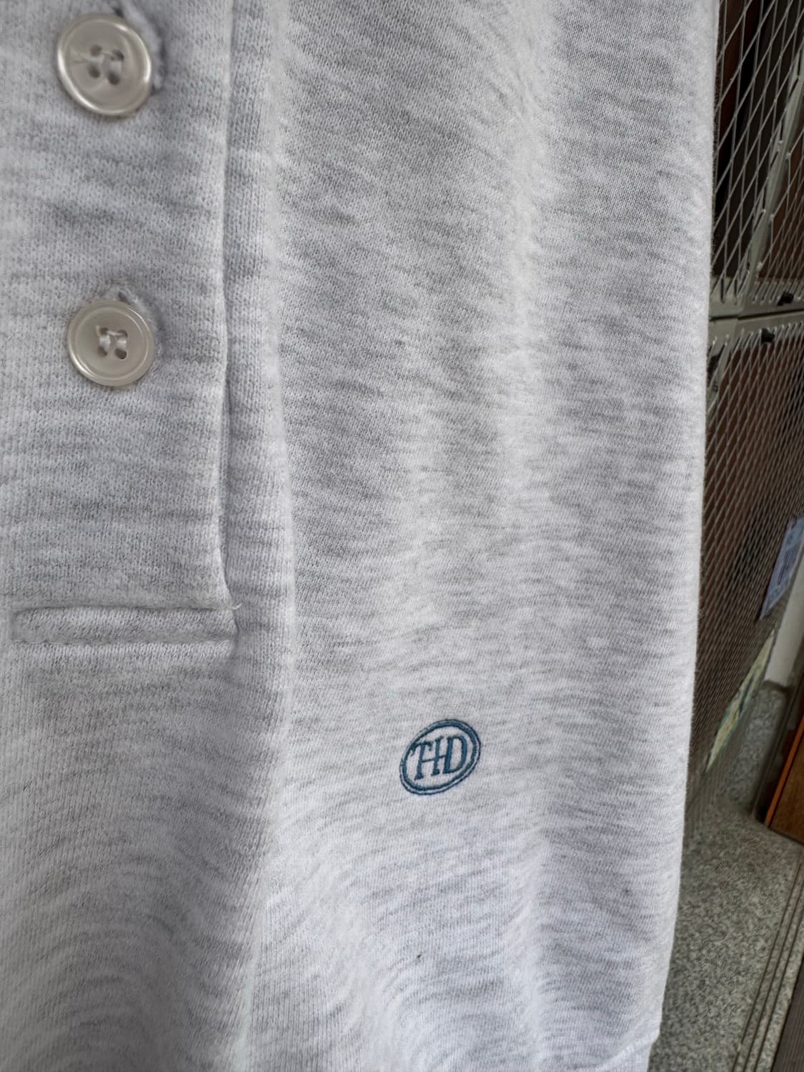 틸아이다이 till i die 그레이 헨리넥 버튼 크롭 맨투맨 스웻셔츠 상품이미지4