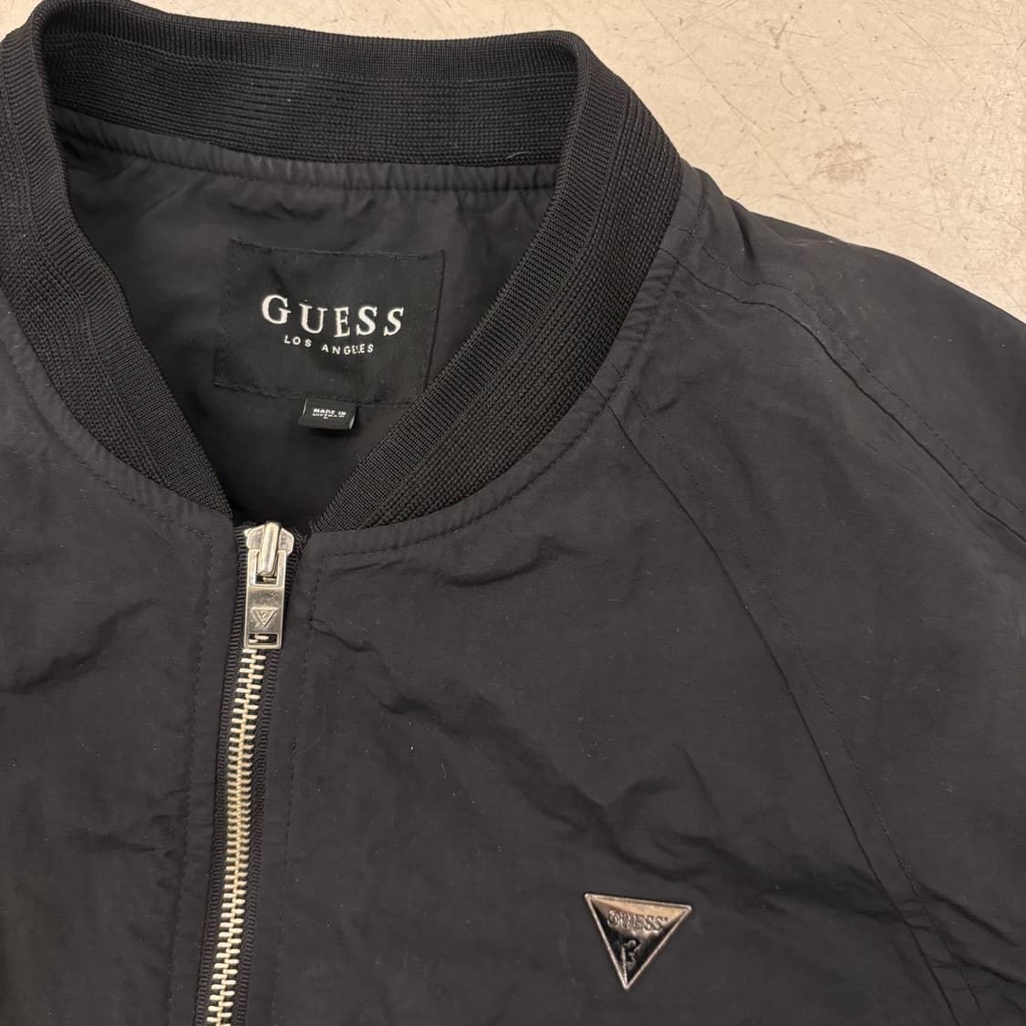 게스 스몰로고 블랙 봄버 자켓 상품이미지3