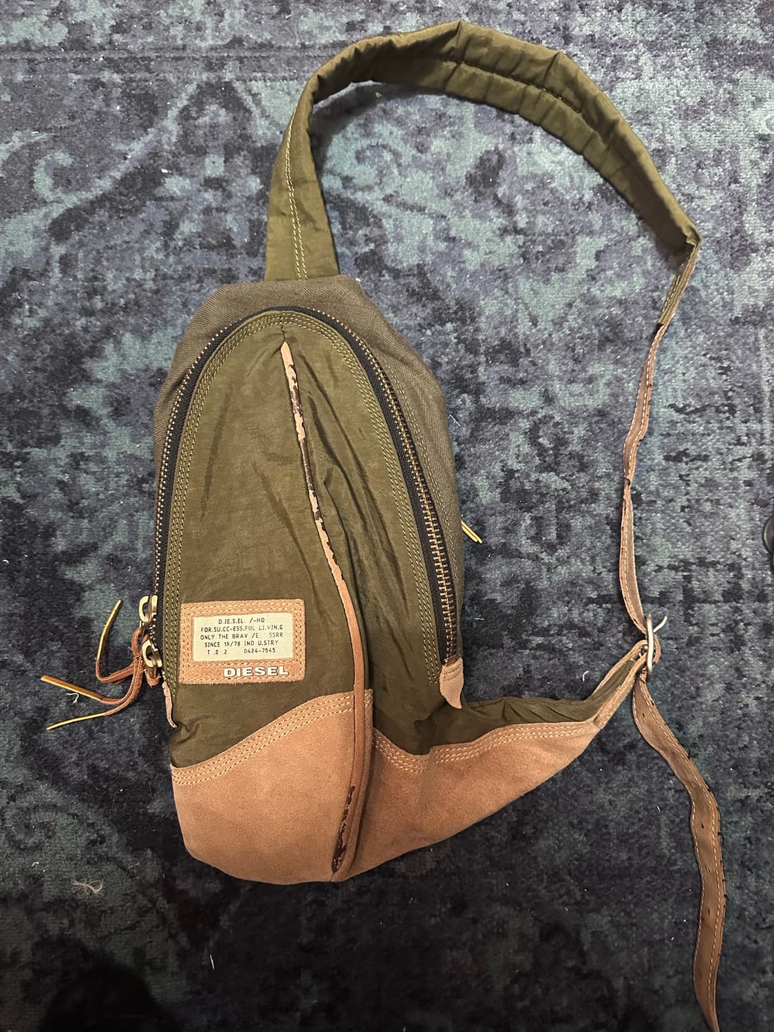 Diesel “Only The Brave” 캔버스,가죽 슬링백 상품이미지1