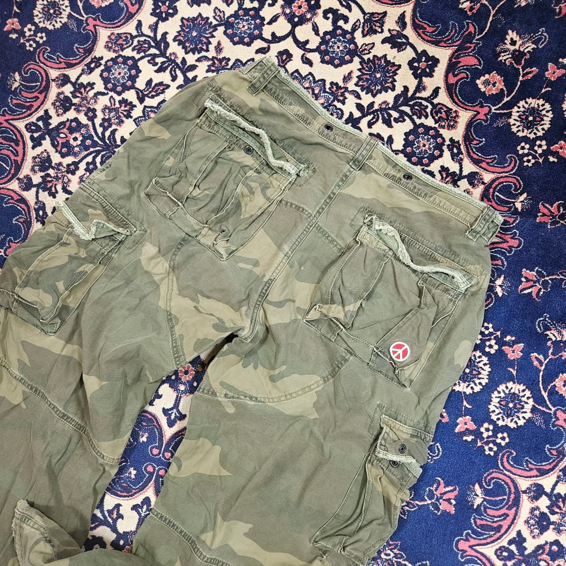 3.Q.R JEANS 카모플라쥬 피스 로고 자수 카고팬츠  상품이미지3