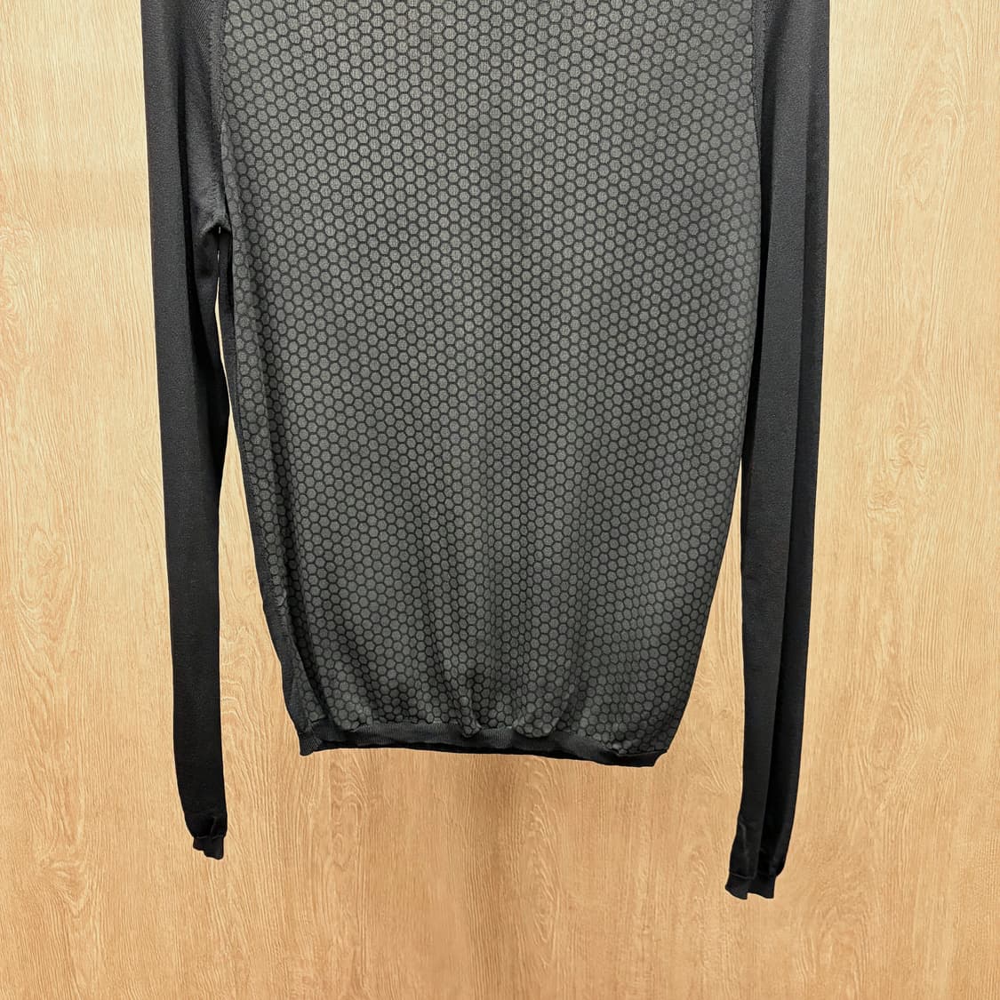 엠포리오 아르마니 긴팔 티셔츠 프론트 엠보 패턴 래글런 디테일 블랙 상품이미지5